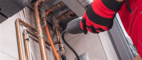 Technik vŕtajúci otvor pre potrubie klimatizácie
