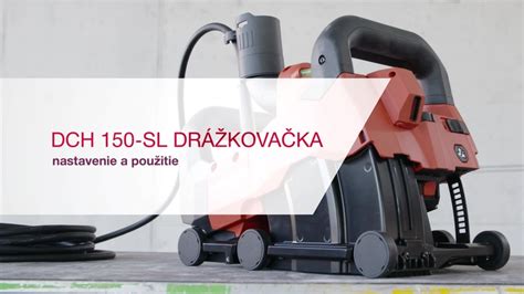 Technik používajúci drážkovací stroj na stene