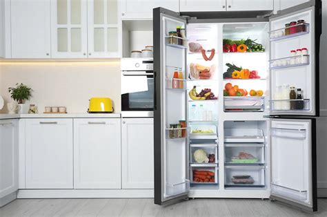 Ilustračná fotografia modernej americkej chladničky v kuchyni