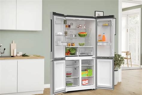 Interiér štvordverovej americkej chladničky s detailmi políc a zásuviek