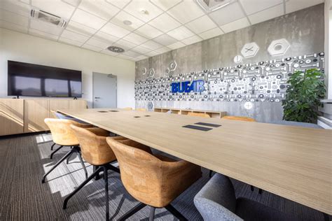 Tematické foto: moderná kancelária s nenápadnou nástennou klimatizáciou Daikin