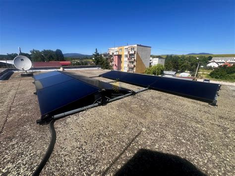 Ilustrácia slnečných kolektorov na streche rodinného domu