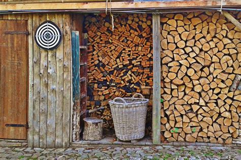 Správne uskladnené drevo pod prístreškom s dobrou cirkuláciou vzduchu