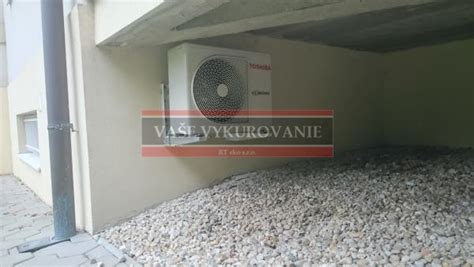 Fotografia vonkajšej jednotky klimatizácie na fasáde rodinného domu a bytového domu