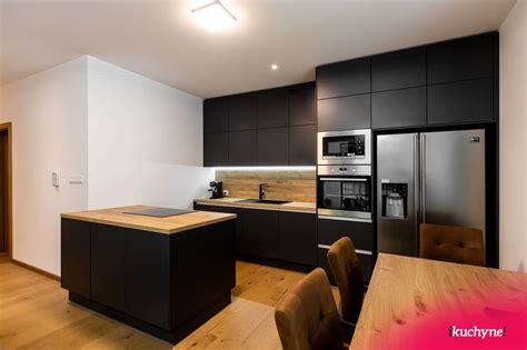 Tematická fotografia: Moderná kuchyňa s nerezovou americkou chladničkou