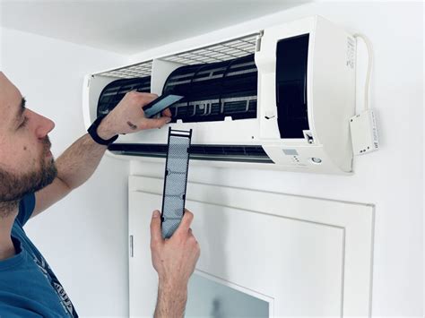 Ilustrácia znázorňujúca čistenie filtrov klimatizačnej jednotky.