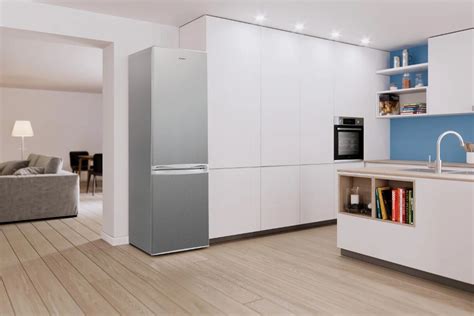 Snímka modernej voľne stojacej bielej chladničky Electrolux EN3201MOW v kuchynskom interiéri