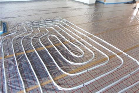 Ilustrácia princípu stenového vykurovania - povrch steny vyžaruje teplo do miestnosti.