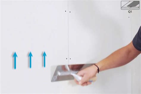 Vizualizácia montáže suchého prevedenia stenového vykurovania pomocou sadrokartónových dosiek.