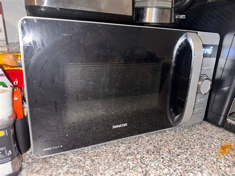 Infografika znázorňujúca nevhodné miesta pre chladničku v kuchyni (pri radiátore, rúre a okne).