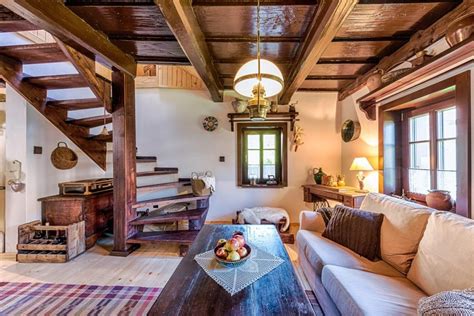 Interiér chalupy s moderným krbom