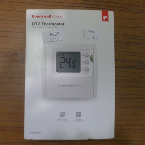 Produktové foto termostatu Honeywell DT2 s displejom a tlačidlami
