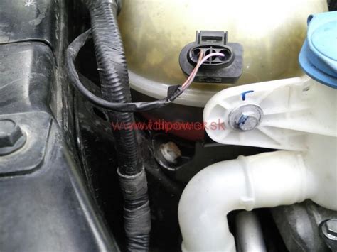 hladina chladiacej kvapaliny v expanznej nádržke