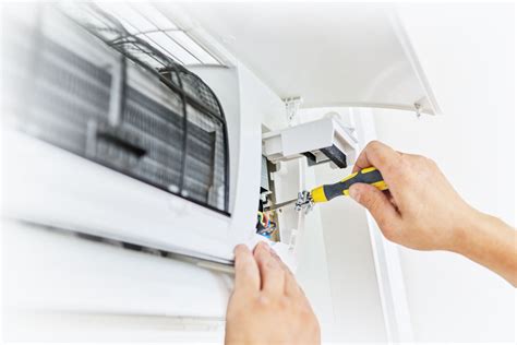 Infografika s krokmi čistenia vnútornej jednotky klimatizácie.