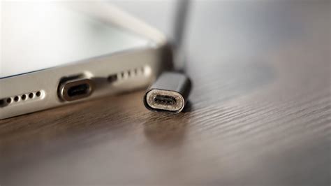 Infografika s postupom vysušenia USB portu telefónu
