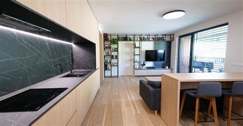 Tematické foto: moderný interiér s nenápadným inteligentným vykurovacím prvkom