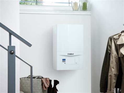 Moderný závesný kondenzačný kotol Vaillant ecoTEC plus v interiéri domácej technickej miestnosti