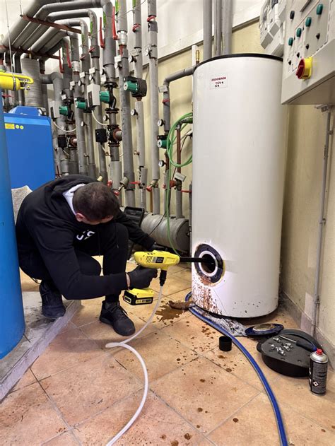 Infografika porovnania výkonu podlahového kúrenia a nízkoteplotných radiátorov