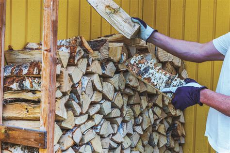 ilustračná fotografia správne uskladneného dreva pod strieškou na paletách