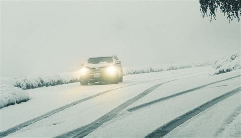 ilustračné foto: auto v zime s rozmrazeným čelným sklom