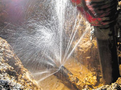 ilustrácia chladničky s ikonami rôznych porúch (teplota, hluk, únik vody)