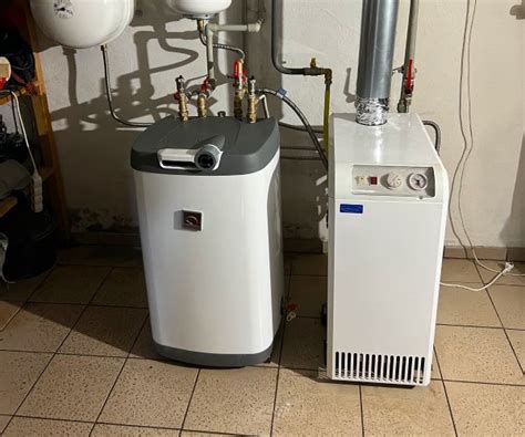 Vizualizácia porovnania starého a moderného plynového kotla s dôrazom na úsporu energie