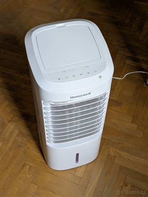 Ilustračná fotografia ochladzovača vzduchu Honeywell ES800l s detailom nádržky na vodu a ovládacieho panelu.