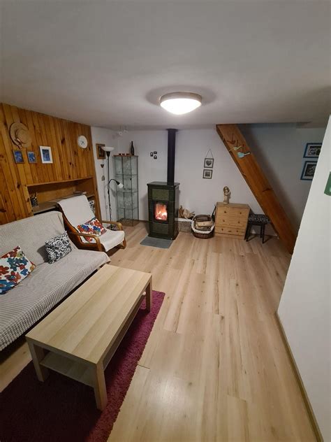 Tematické foto: útulná miestnosť s drevenou podlahou a pocit tepla