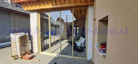 Schéma moderného nízkoemisného izolačného zasklenia s inertným plynom a selektívnou vrstvou.