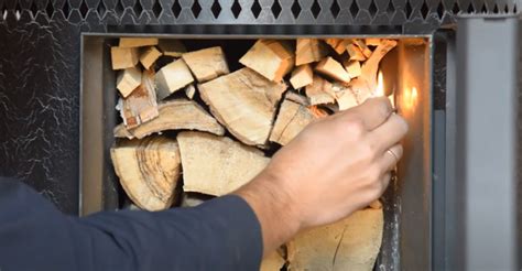 schéma správneho uloženia dreva v krbe (metóda zapaľovania od hora nadol)