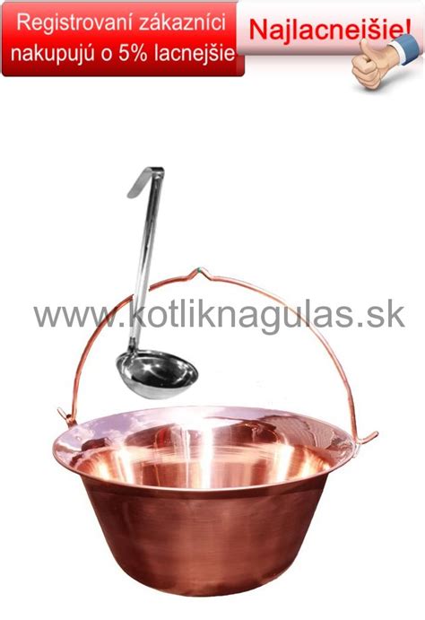 Detailný záber na remeselne spracovaný medený kotlík nad ohniskom
