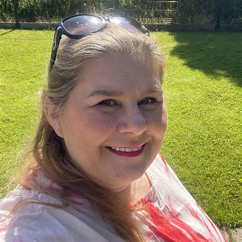 Infografika znázorňujúca mikroskopickú štruktúru dreva s vyznačením vody v bunkových stenách a lúmenoch buniek