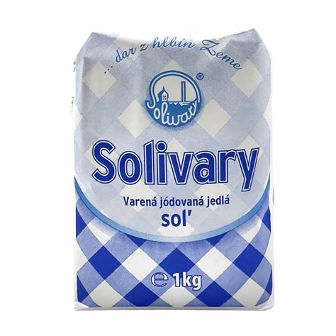 Ilustrácia rôznych domácich absorbérov vlhkosti (soľ v nádobke, vrecko so stelivom, kriedy)