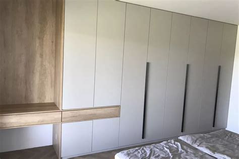 Fotografia vonkajšej rozvodnej skrine namontovanej na stene.