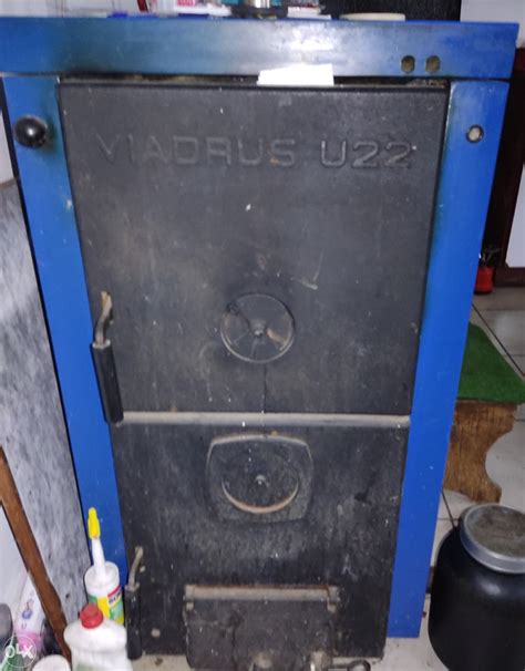 Ilustrácia liatinového kotla Viadrus s detailným pohľadom na spaľovaciu komoru.