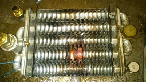 Detail praskliny na výmenníku tepla kotla pripravenej na opravu