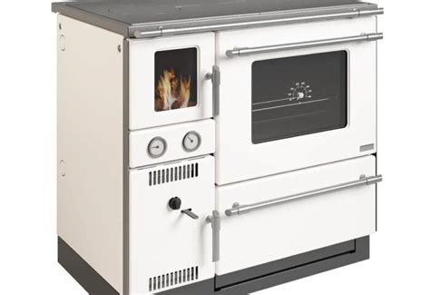 Ilustračná fotografia moderného sporáka na tuhé palivo s teplovodným výmenníkom