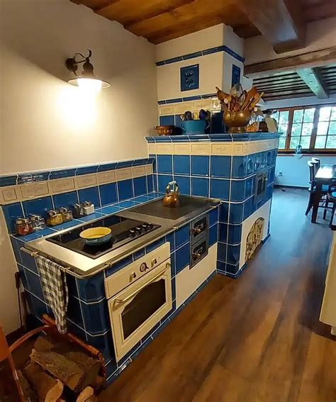 Ilustrácia starého typu kachľového sporáka