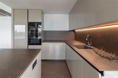 Interiér kuchyne s moderným kachľovým sporákom integrovaným do kuchynskej linky