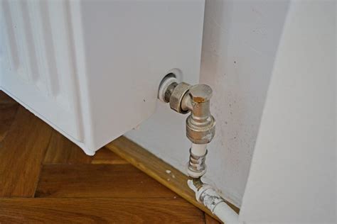 Detailný pohľad na ventil radiátora a jeho čap