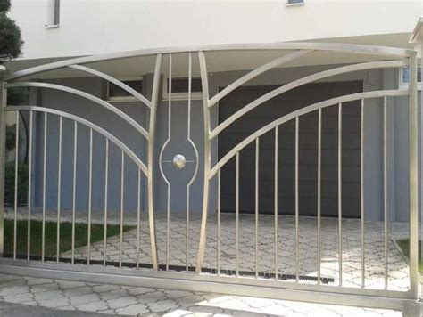 Fotografia rôznych typov nerezových zábradlí a brán