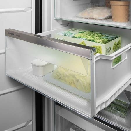 Detail zásuvky mrazničky Liebherr so systémom FrostSafe a teleskopickými koľajničkami.