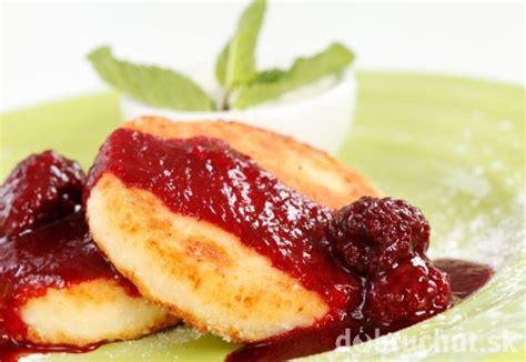 Ilustrácia naplnených a otočených pohárov s lekvárom