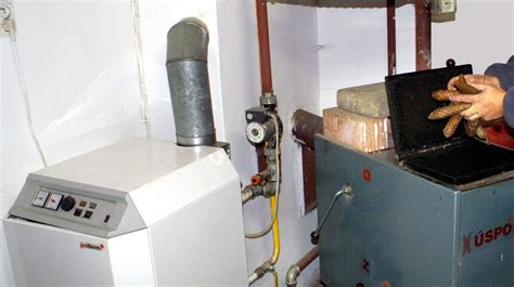 Ilustračná fotografia starých plynových gamatiek pripevnených na stene pod oknom.