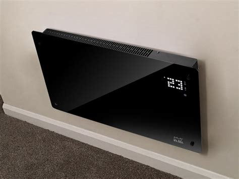 Moderný elektrický konvektor na stenu v podobe skleneného panelu.