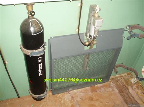 Nádoba so stlačeným vzduchom pri čistení ventilátora notebooku