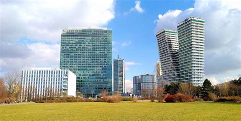 Pohľad na tri výškové budovy projektu Tri Veže