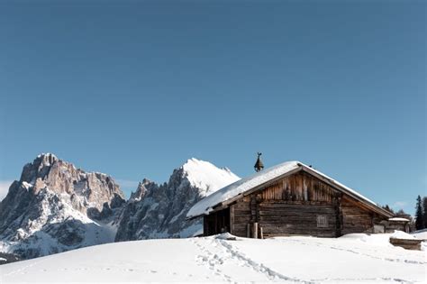 Ilustračná fotografia útulnej drevenej chatky v zasneženom prostredí