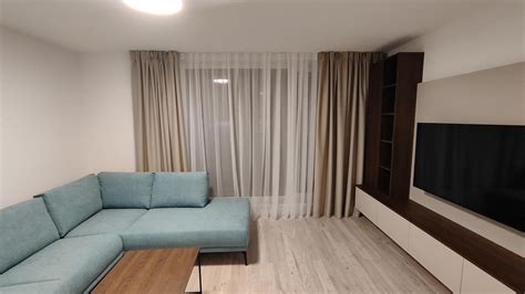 Interiér chatky s kobercom a záclonami pre pocit útulnosti