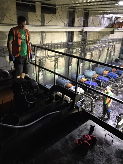 Infografika porovnávajúca účinnosť rôznych filtračných systémov v čističkách vzduchu.